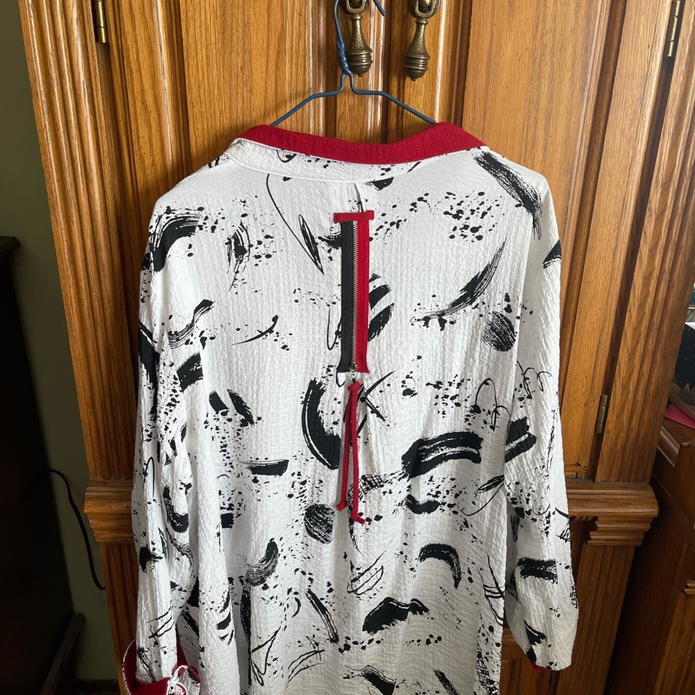 Ali Miles women’s tunic type top